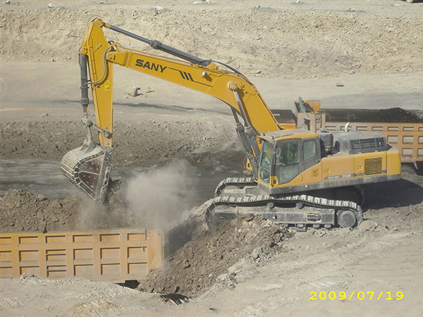 SANY SY420 excavators used in coal mining project in Xinjiang