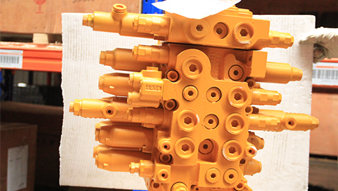 Heavy excavator's hydraulic components maintenance