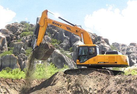 Excavator tips in loading application