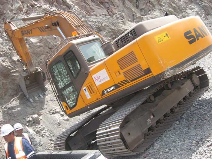 SANY SY365C in high-rigidity ore crushing project .jpg