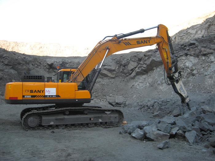 SANY SY365C in high-rigidity ore crushing project .jpg