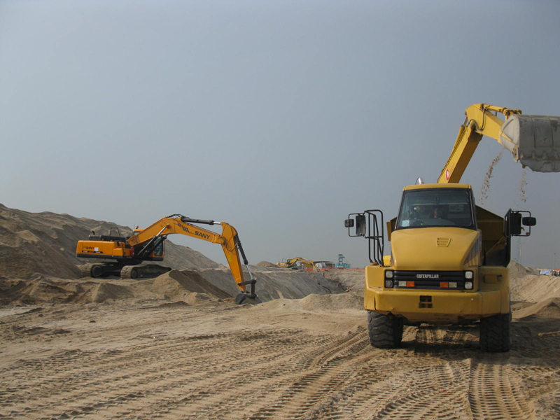 SY365C used in sea reclamation project.jpg