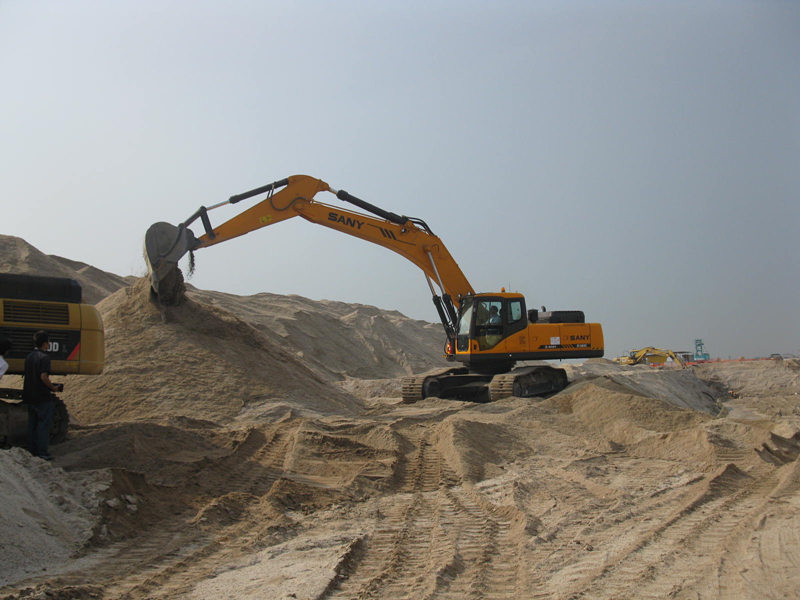 SY365C used in sea reclamation project.jpg