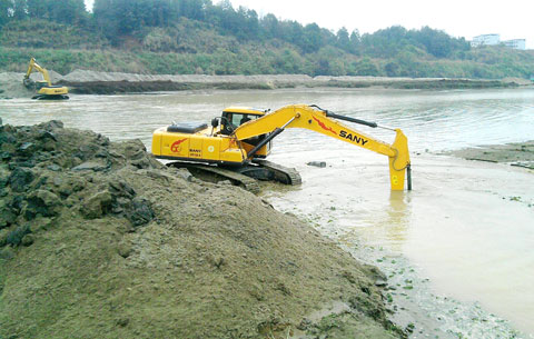 Two SANY SY135C excavators used in desilting work of Liao River