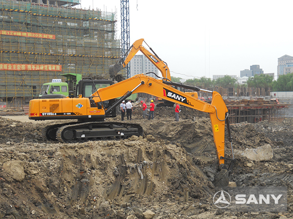 SANY SY215C medium excavators used in Qingpu's real estate project