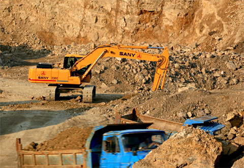 SANY SY235C excavators used in Qingdao's Jinshatan shipyard