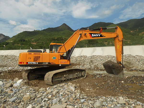 SANY SY215C-9 excavators used in sand excavation in Gansu