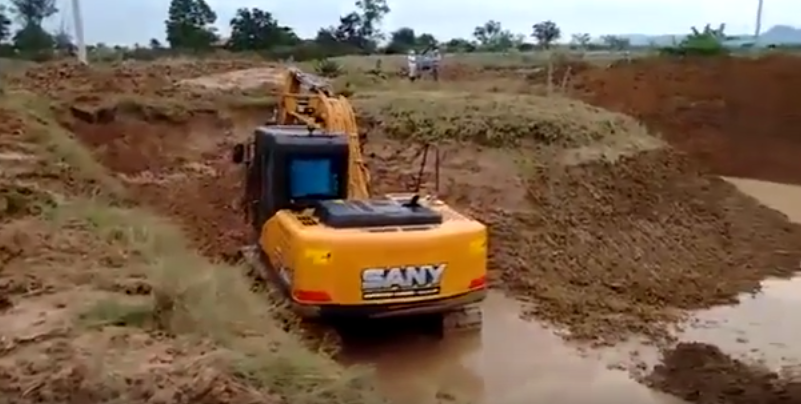 SANY 13.5 ton small excavator SY135C used in ditching in Australia