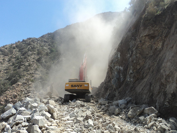 SANY 21.5 ton medium excavator SY215C used for rock breaking in mountain road construction