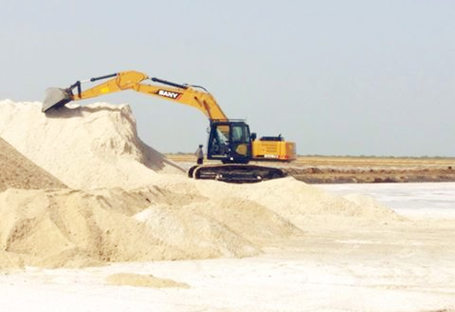 SANY 14 ton excavators used for salt application