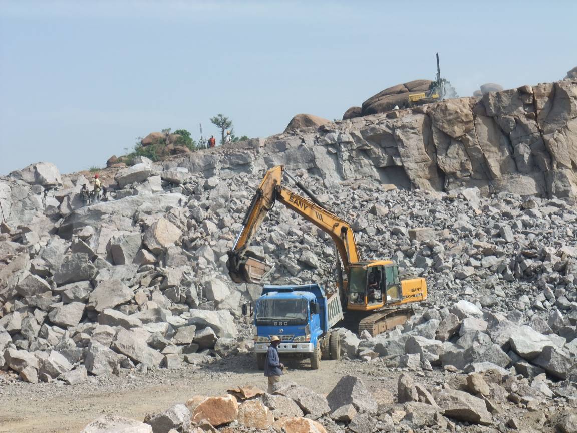 SANY 21 ton medium excavator SY210C used in quarrying in Nigeria