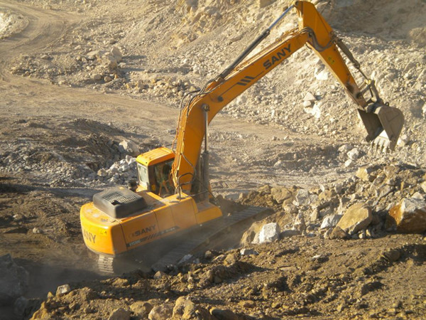 SANY 13.5 ton small excavator SY135C used in a quarry project in Iran